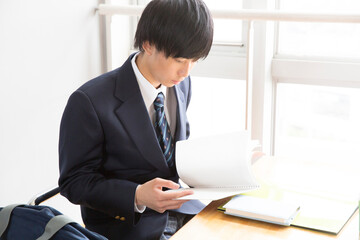勉強をする男子高校生