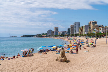 Obraz premium Big Beach of Aro at day of summer with some white clouds.