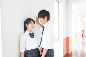 壁ドンする高校生