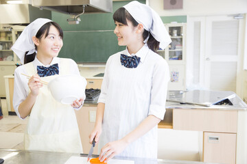 調理実習をする学生