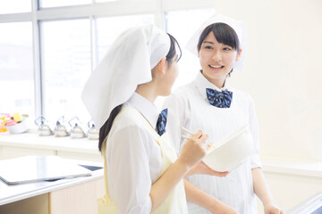 調理実習をする学生