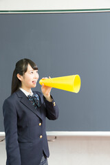 メガホンを持って叫ぶ女子高校生