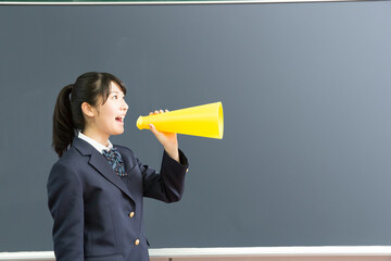 メガホンを持って叫ぶ女子高校生