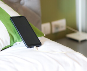 Mobile phone Charging the battery on the mattress. Possible dangers from tapping the batteries on the mattress