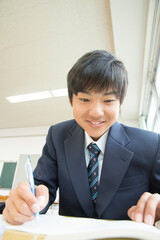 勉強をする男子学生