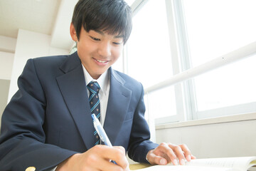 勉強をする男子学生