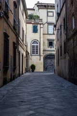 Fototapeta na wymiar View of a Narrow Alley in Lucca, Italy