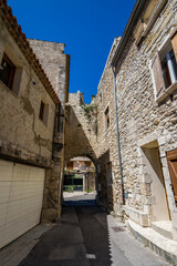 Saint-Mitre-les-Remparts, village médiéval des Bouches-du-Rhône en région Occitanie.	
