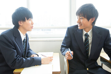 会話する男子学生