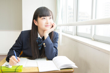勉強をする女子学生