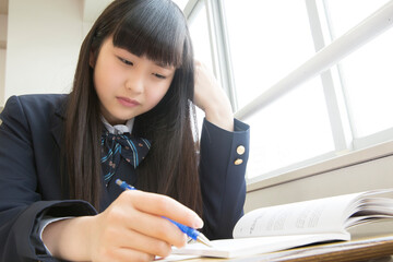 勉強をする女子学生