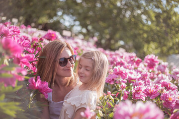 Obraz premium Portrait of mother and child in blooming field