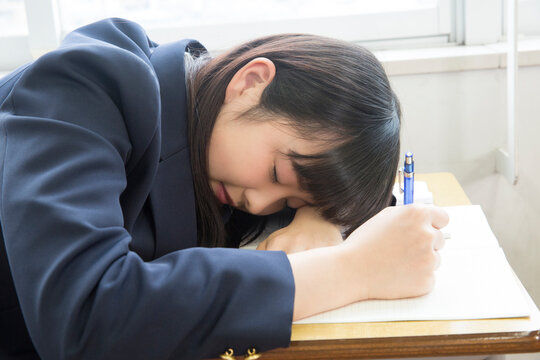 居眠りする女子学生