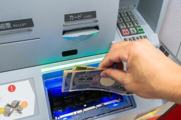 銀行ATMを操作するシーン / ネット犯罪