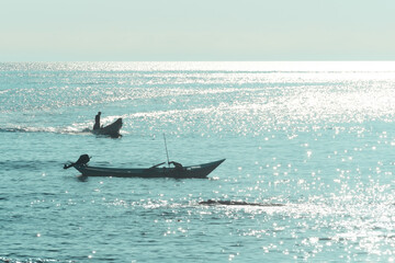 早朝の海でうに漁をする漁船  北海道積丹町