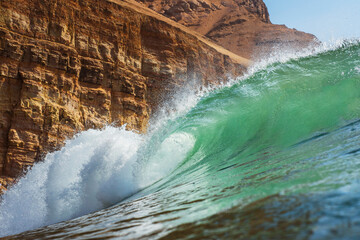 Una ola ideal para la práctica del surf, reventando en la playa La Herradura en Lima, Perú.