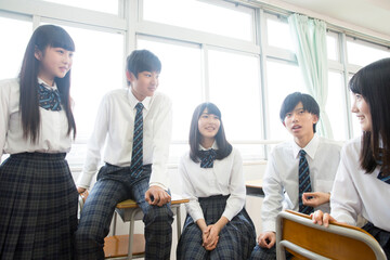 会話する高校生