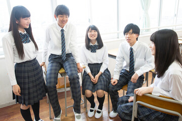 会話する高校生