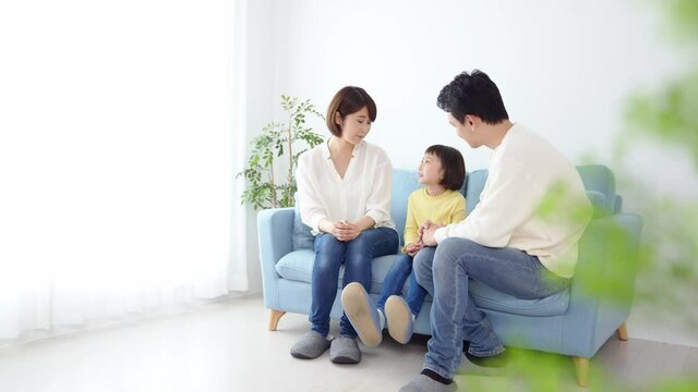 家族団らん　女の子と両親
