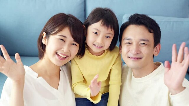 手を振る家族　子供と両親　ビデオメッセージ　オンライン帰省