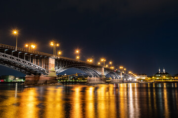 Naklejka na ściany i meble Theodor-Heuss-Brücke bei Nacht