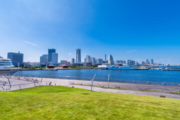 横浜大さん橋の芝生と横浜みなとみらいの風景