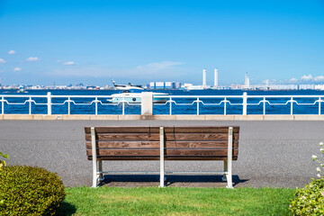 山下公園のベンチと横浜港の風景