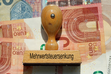 Mehrwertsteuersenkung, Stempel mit Euro-Banknoten als Hintergrund, Deutschland