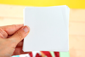 Obraz premium closeup hand holding white empty white paper card