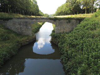 Fototapeta na wymiar Pont sur le canal du nivernais en Bourgogne