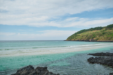 Fototapeta premium Emerald blue sea and sky scenery.Hamdeok, Jeju Island.