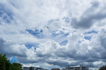 白い雲がダイナミックに変化する空