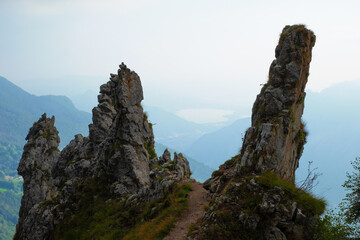 paesaggio di montagna con formazioni rocciose sul sentiero delle foppe verso il rifugio, grigna meridionale
