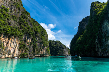 Naklejka premium Beautiful clear water at Pileh bay at Phi Phi island Krabi Province, Thailand.