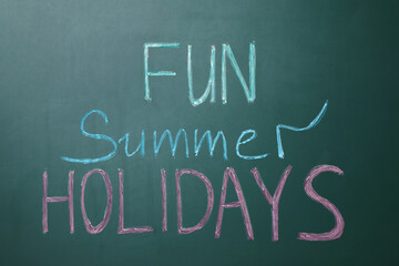 Obraz premium Text Fun Summer Holidays written on school chalkboard