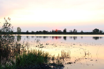 закат на озере 