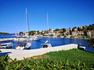 Solta wyspa w Chorwacji nad morzem Adriatyckim, Widok na marinę oraz w tle osada mieszkalna - obrazy, fototapety, plakaty