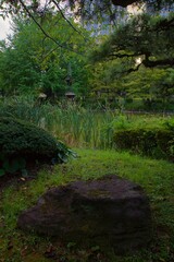 日比谷公園夕景　雲形池　夏の眺め
池　噴水　岩　草　日本庭園