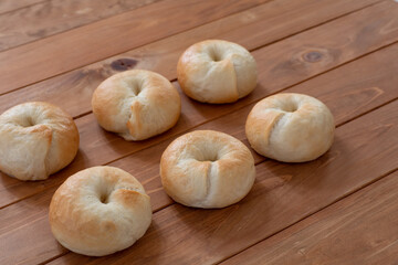 自宅でパン作り　木製のスタイリングボードに並んだ焼きたてのプレーンベーグル