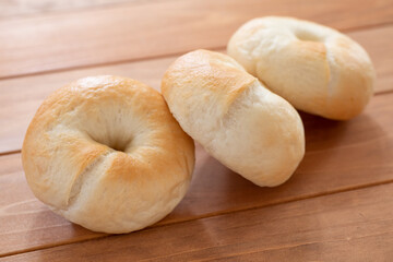 自宅でパン作り　木製のスタイリングボードに並んだ焼きたてのプレーンベーグル