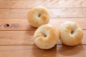 自宅でパン作り　木製のスタイリングボードに並んだ焼きたてのプレーンベーグル