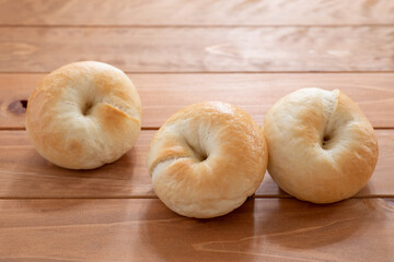 自宅でパン作り　木製のスタイリングボードに並んだ焼きたてのプレーンベーグル