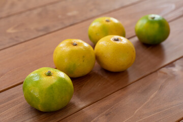 木製テーブルに並べた早生みかん