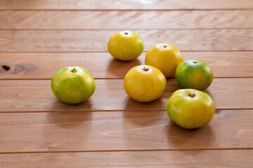 木製テーブルに並べた早生みかん