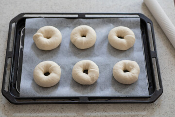 自宅でパン作り　二次発酵前の成型したプレーンベーグル