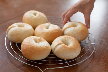 自宅でパン作り　金網の上に並べた焼きたてのプレーンベーグル