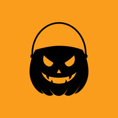 Feliz Halloween. Silueta de cubo de calabaza de Halloween para que los niños celebren la tradición de truco o trato recogiendo dulces en fondo naranja