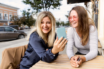 The meeting of two friends in the city.