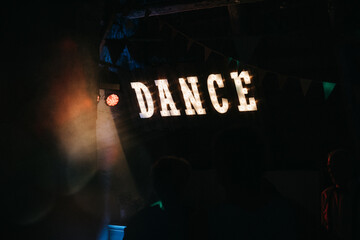 Tanzen, Dance Partyschild beleuchtet  - 378088371