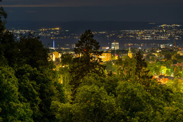 Nocny widok na Oslo, stolicę Norwegii z Carl Kjelsens park